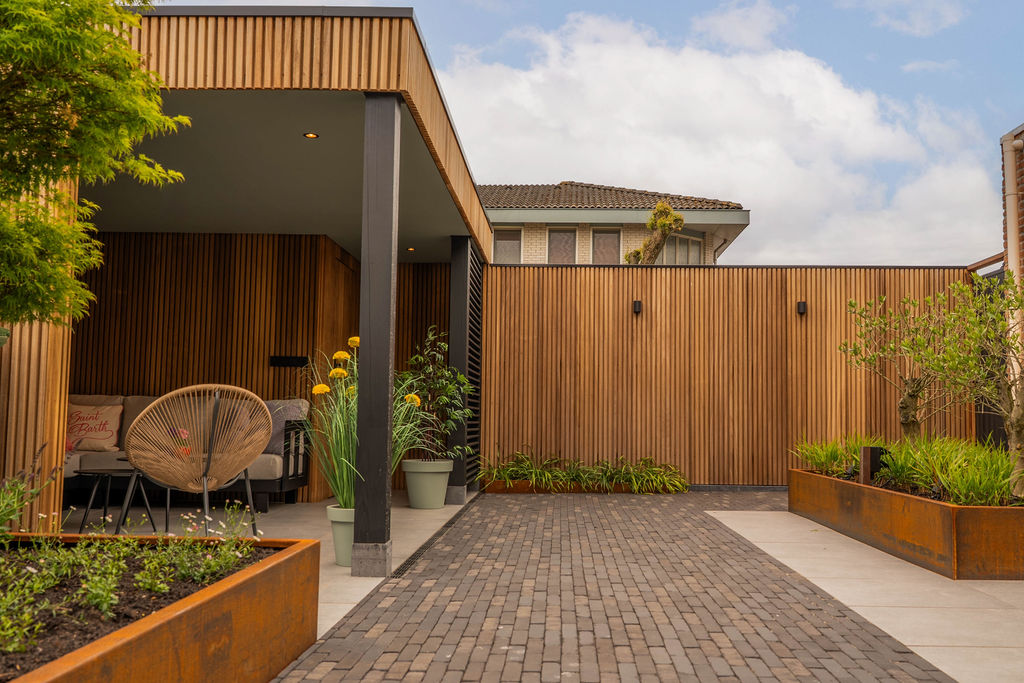 Achtertuin met moderne veranda