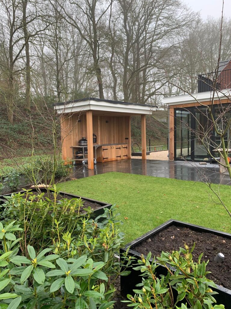Tuininrichting royale buitenruimte inclusief buitenkeuken