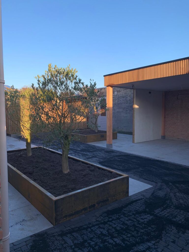 Achtertuin met moderne veranda
