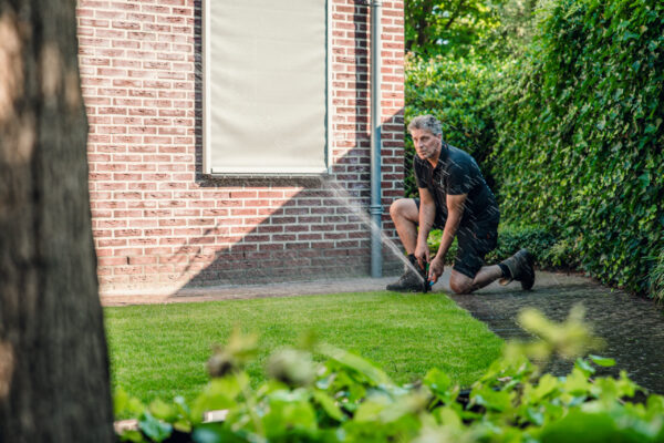 Hovenier bij beregeningsinstallatie