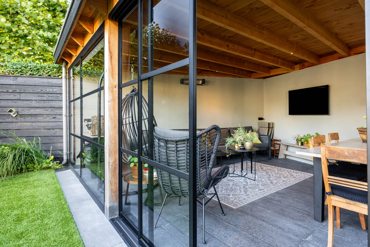 Overkapping met glazen puien