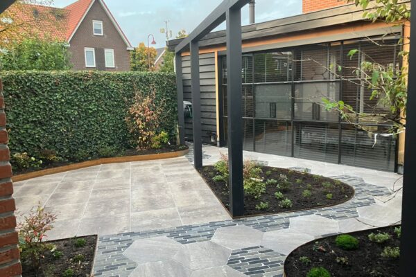 Sierbestrating speelse tegels