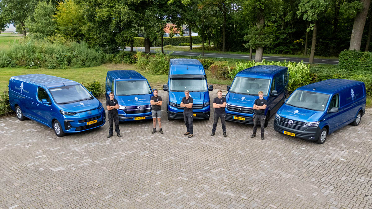 Bedrijfswagens en team van Hoveniersbedrijf Ronny Kroeze